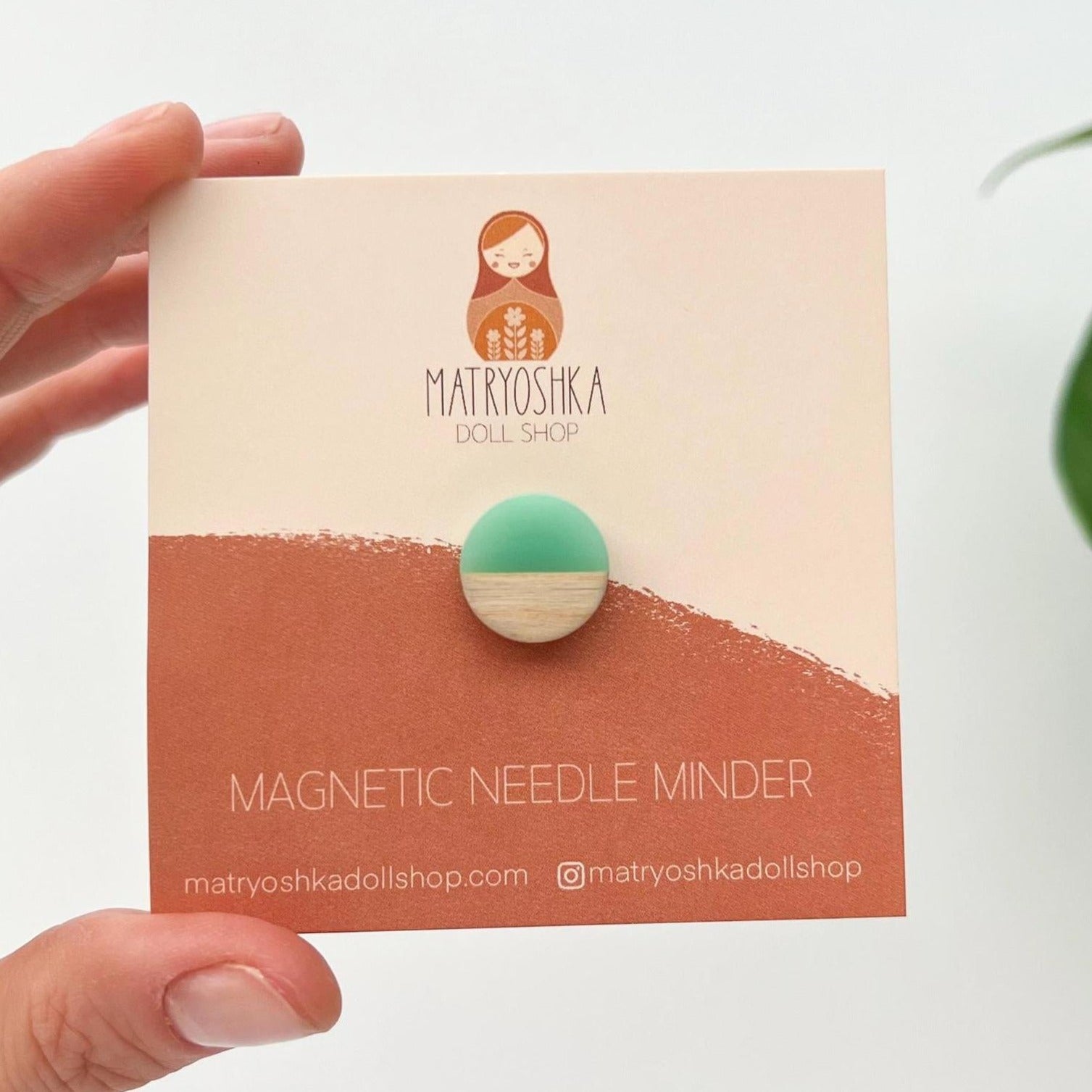 circle shaped resin and wood magnetic needle minder