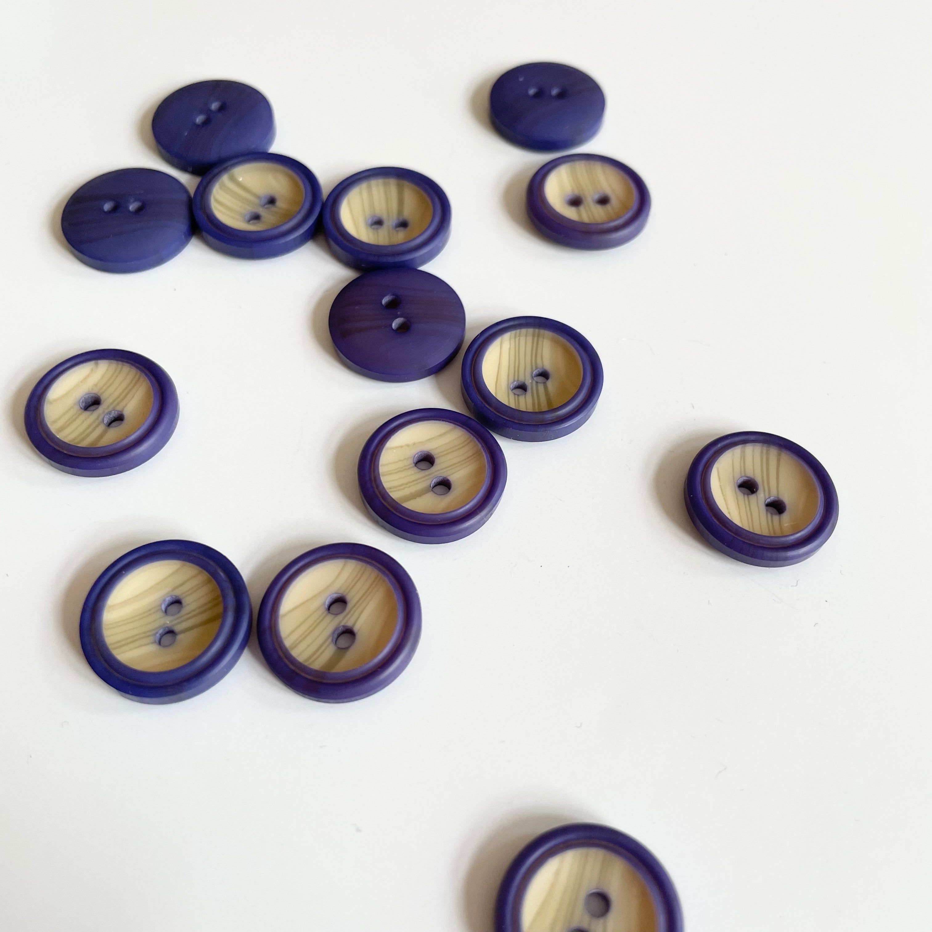 Woody Rimmed Plastic Button - Navy