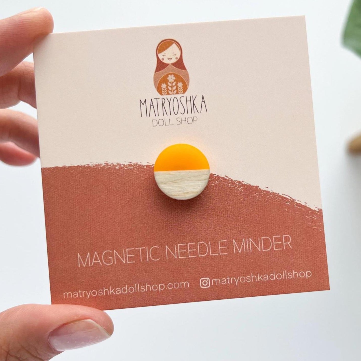 circle shaped resin and wood magnetic needle minder