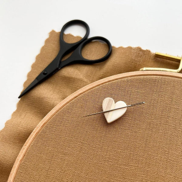 heart-shaped resin and wood magnetic needle minder