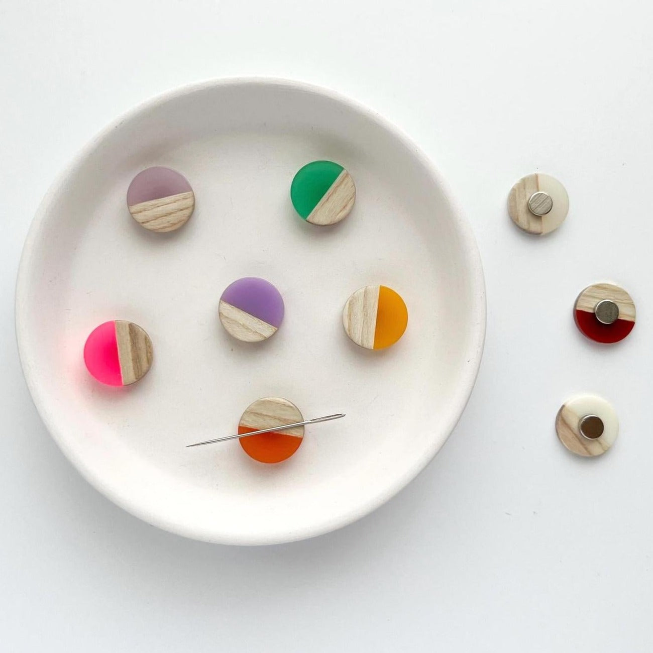 circle shaped resin and wood magnetic needle minder