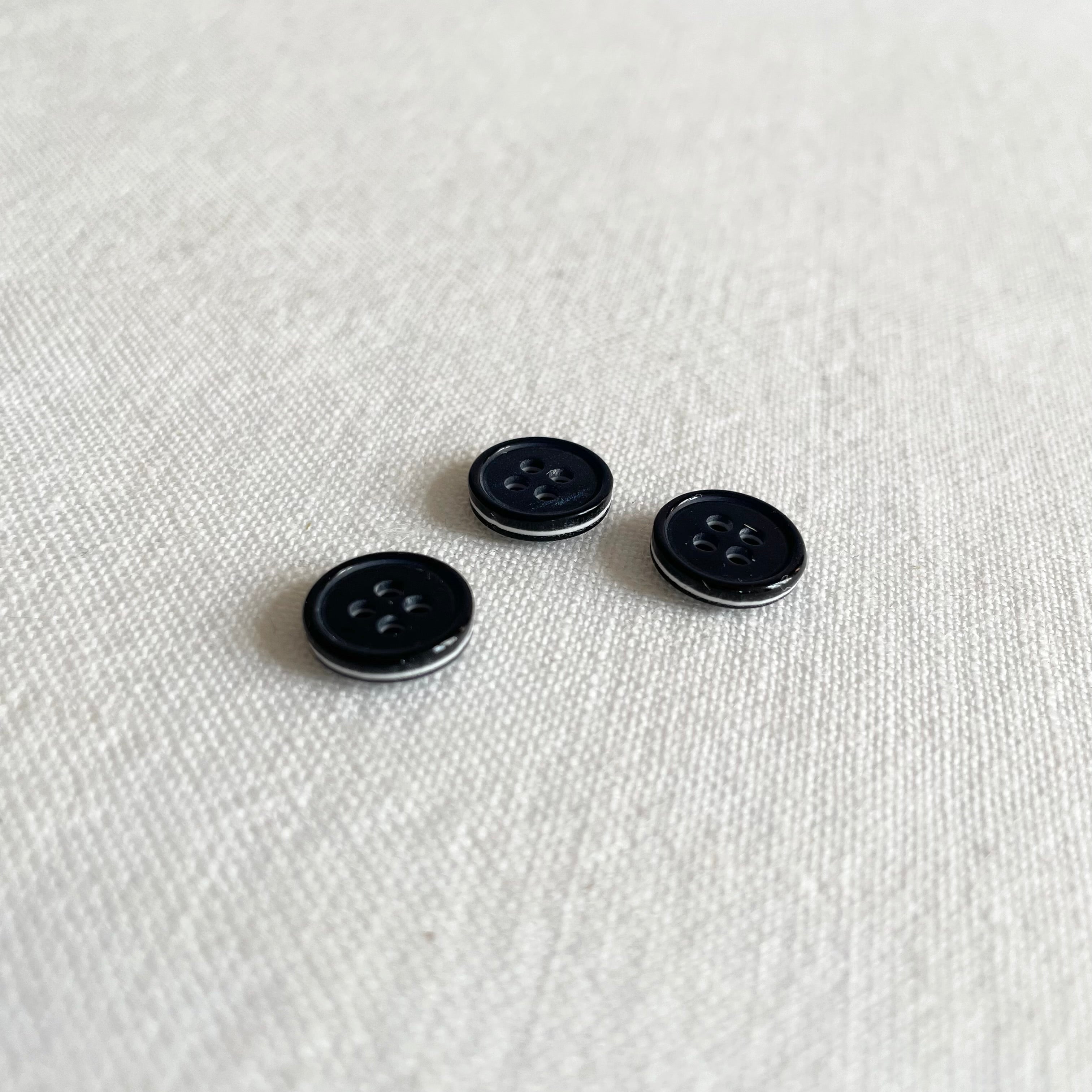 Sandwiched Plastic Shirt Button - Navy / White