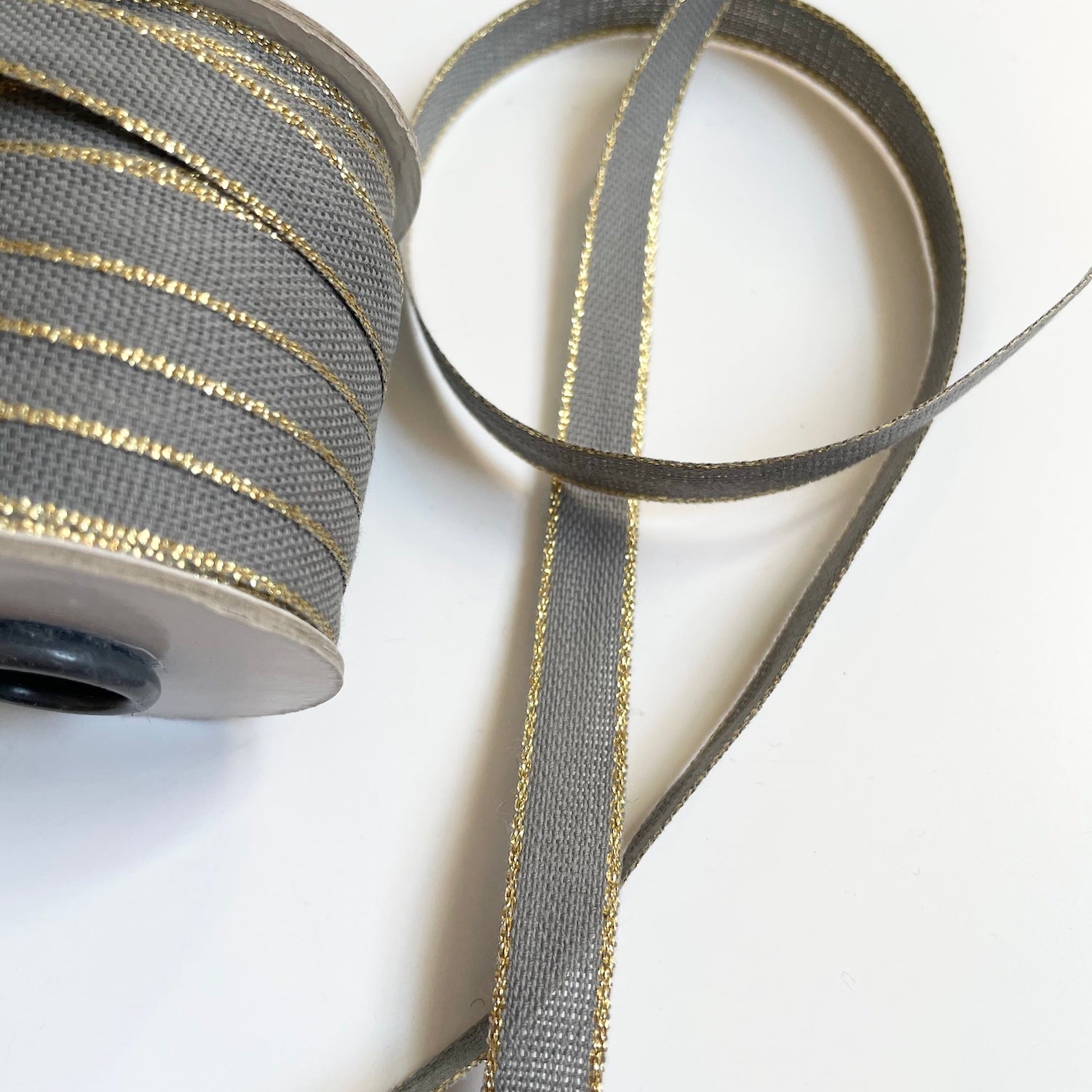 Studio Carta : Drittofilo Cotton Ribbon - Gravel / Gold