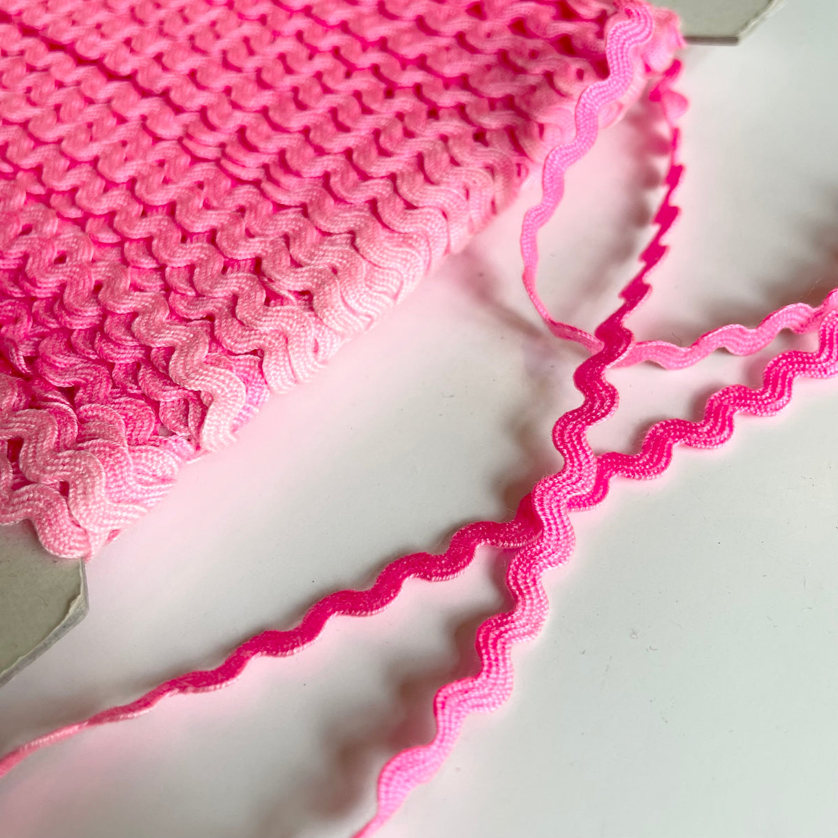 Narrow Mokuba Ric Rac - Hot Pink (sun damaged) – Bolt & Spool