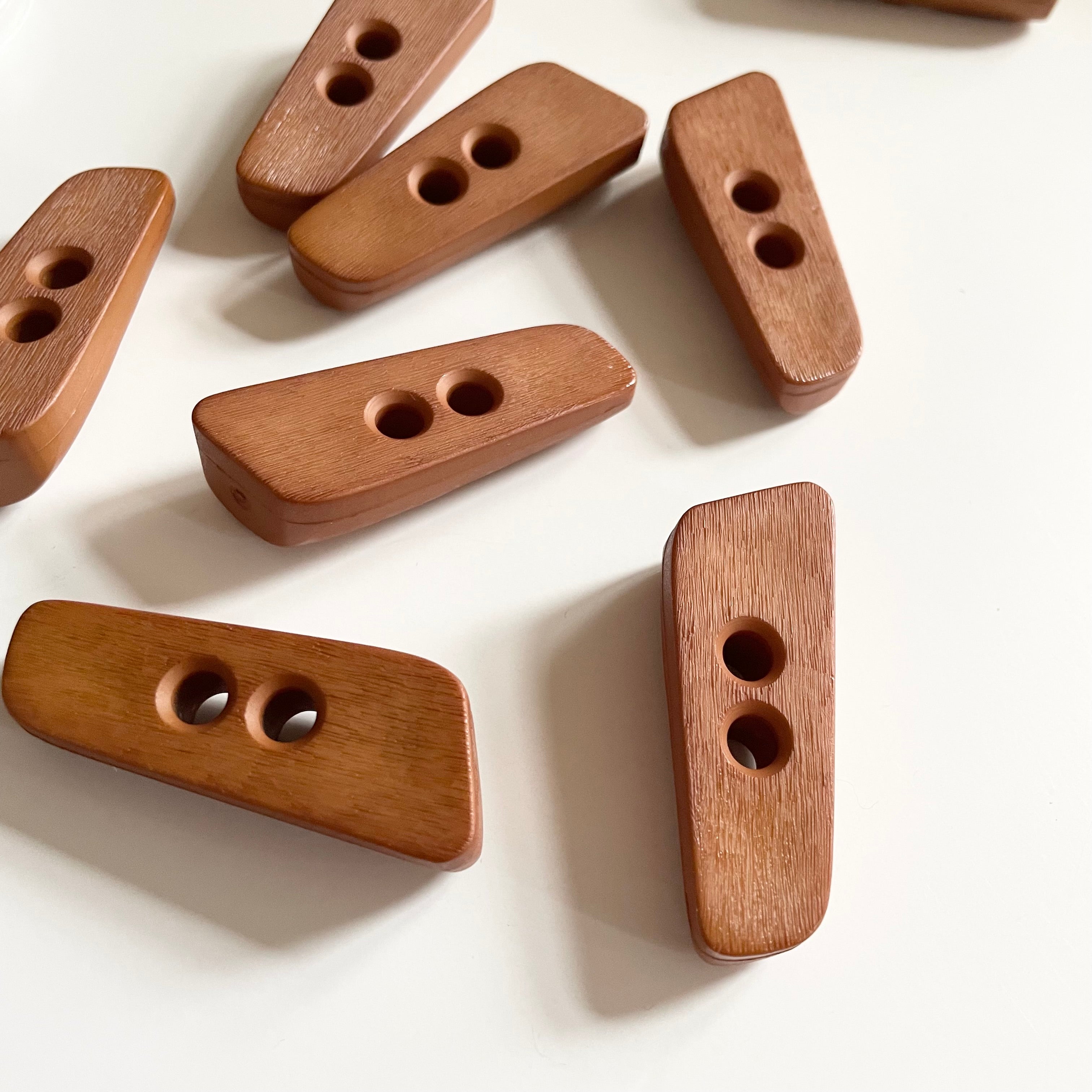 Plastic Wood-Look Toggle - Toffee