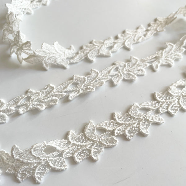 Guipure Lace Floral Trim - Ivory
