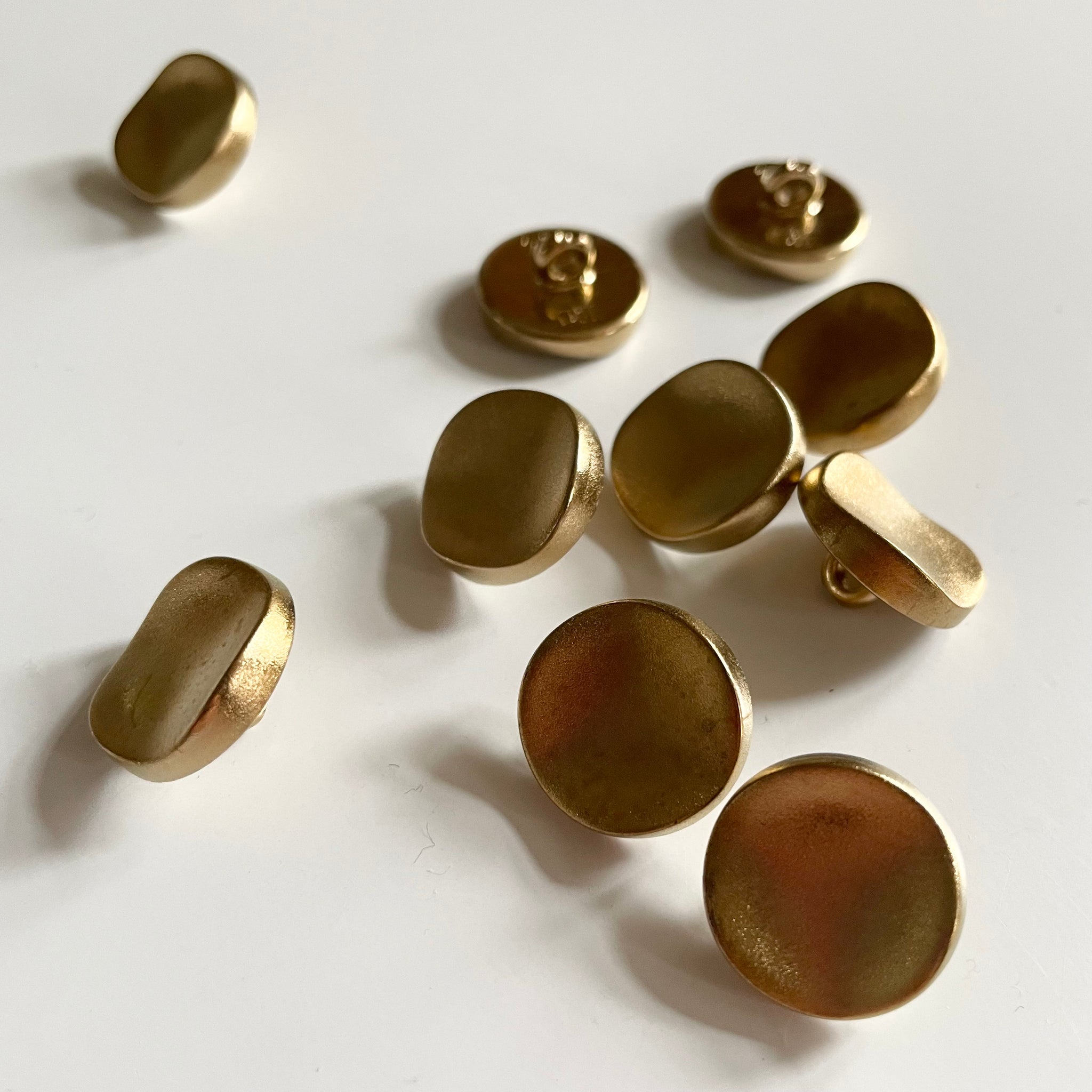 Plastic Wavy Shank Button - Gold