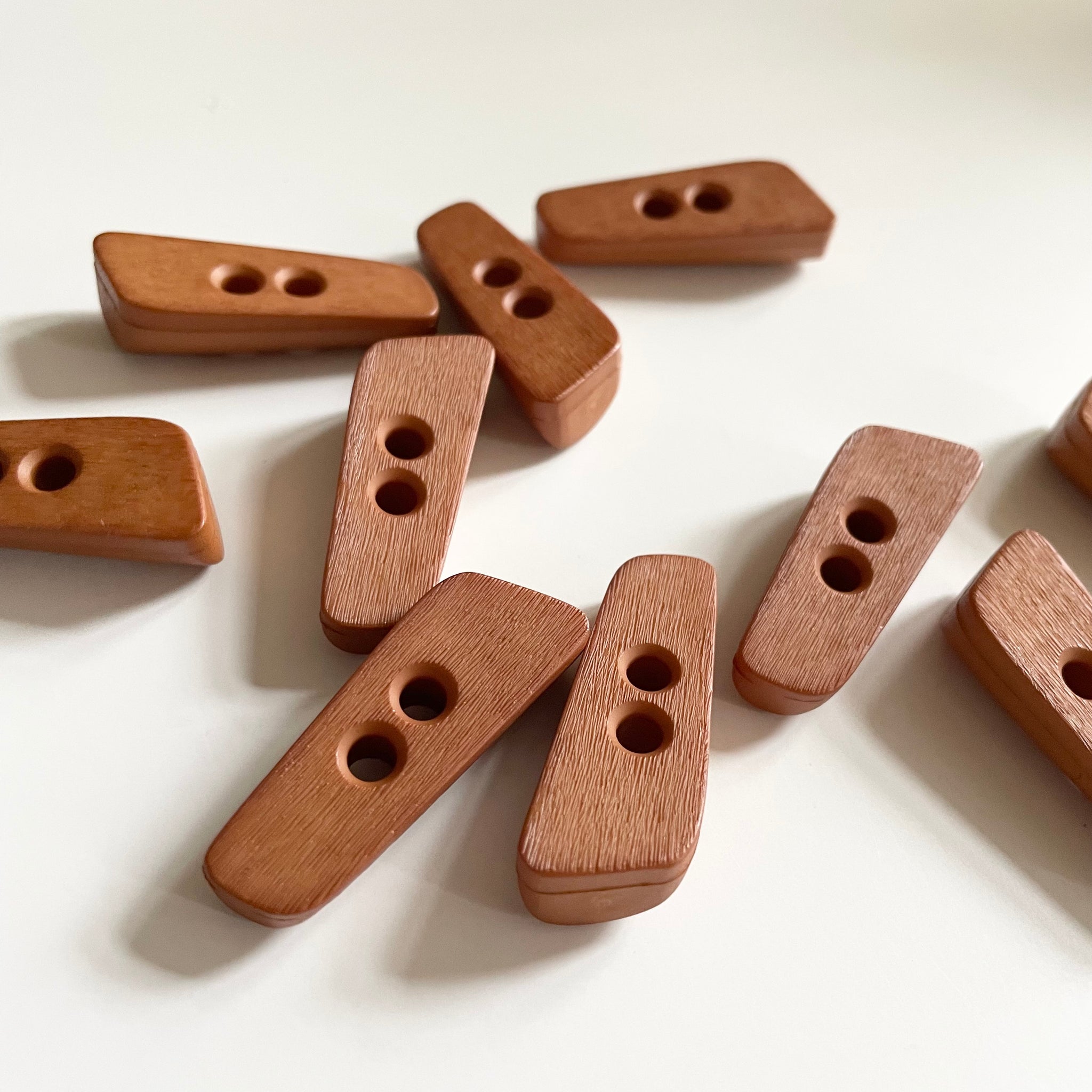 Plastic Wood-Look Toggle - Toffee
