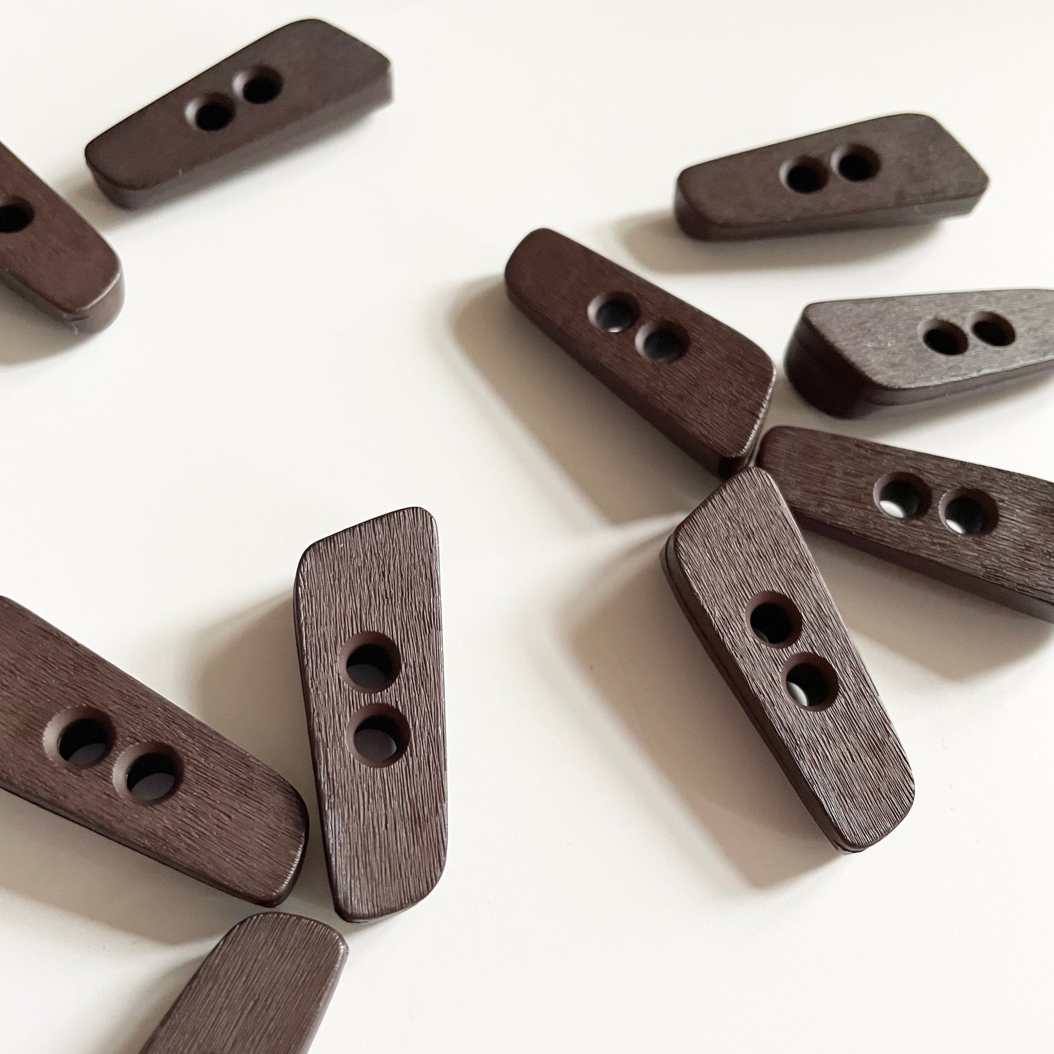 Plastic Wood-Look Toggle - Chocolate