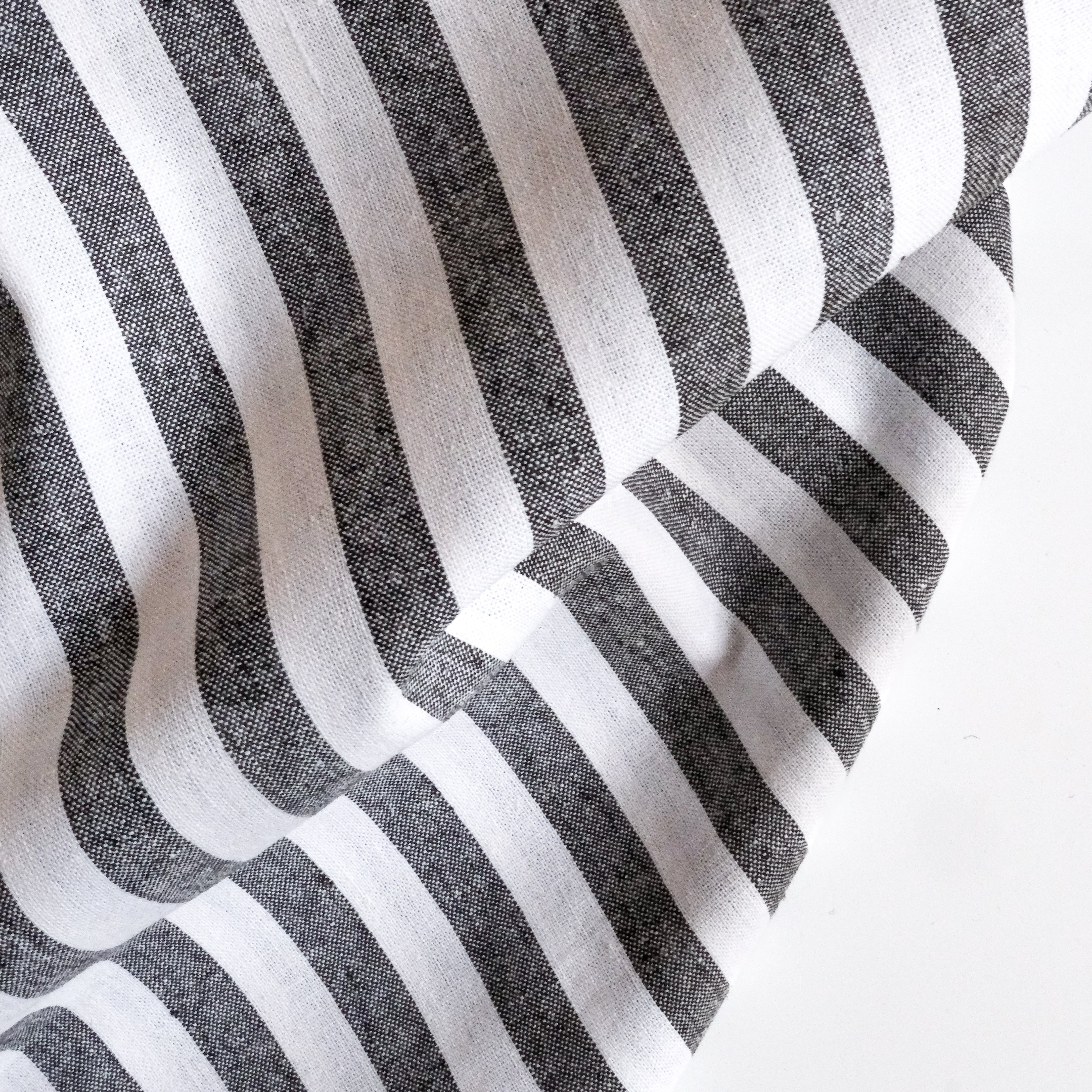 Robert Kaufman Yarn Dyed Essex Linen black and white stripe