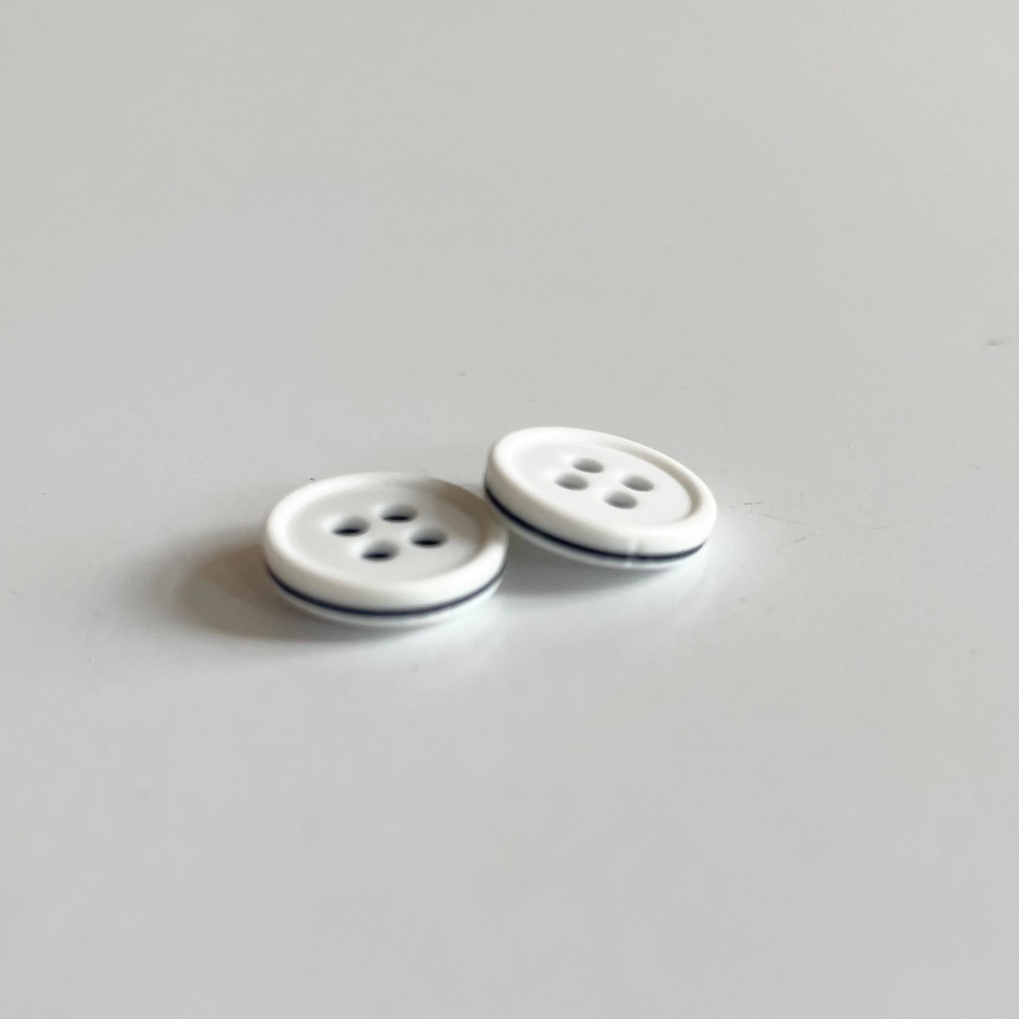Sandwich Plastic Shirt Button - White / Navy