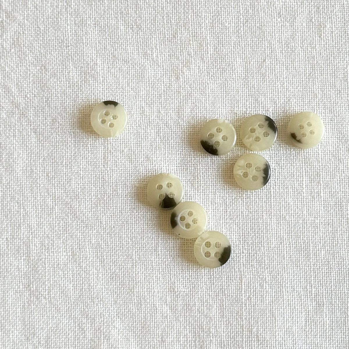 Mottled horn 3/8" button