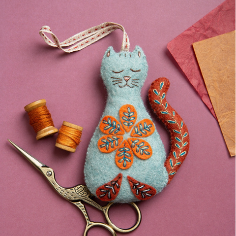 Corinne Lapierre : Embroidered Felt Kit - Folk Cat