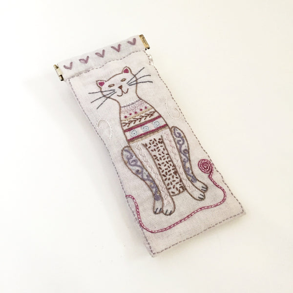 Un Chat Embroidery Kit: Cat Eyeglass Case